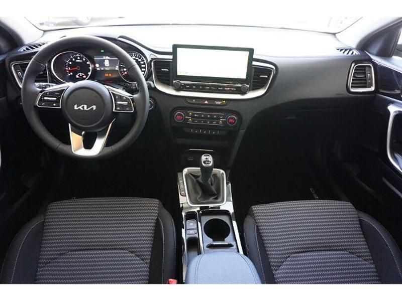 Neu Kia Ceed Style 140 PS (102 kW) 2025 Silber Kleinwagen