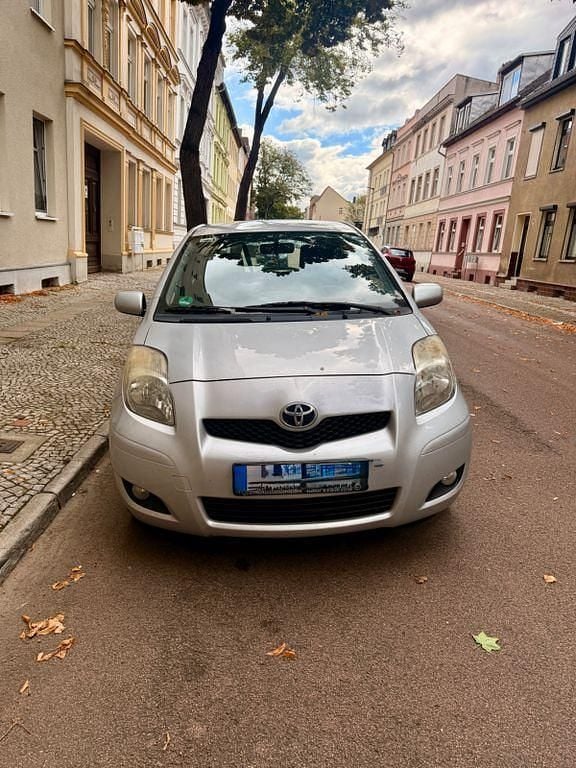 Silber Gebraucht 2011 Toyota Yaris Cool Limousine | 2.500 € (Guter Preis) - Bild 1/4