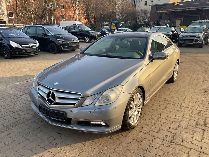 Gebraucht Mercedes E250 204 PS (150 kW) 2009 Silber Coupé