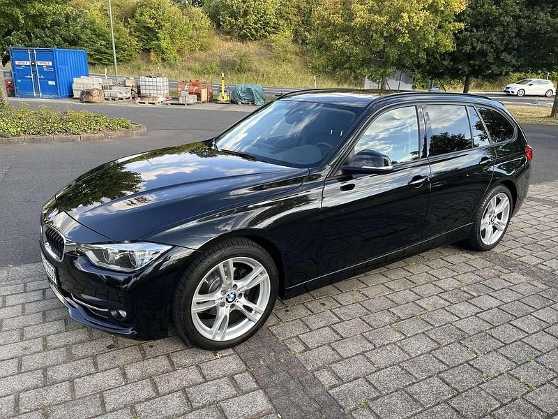 Schwarz Gebraucht 2018 BMW 320 Sport Line Kombi | 19.290 € (Fairer Preis) - Bild 1/4