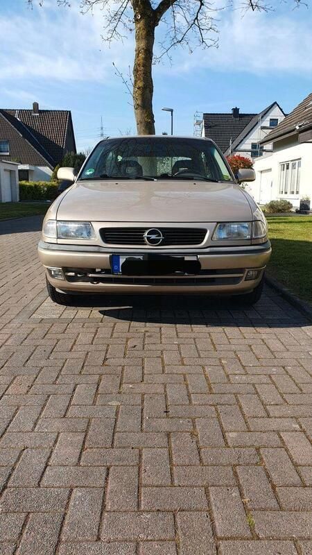 Grau Gebraucht 1996 Opel Astra Limousine | 1.500 € (Fairer Preis) - Bild 1/4