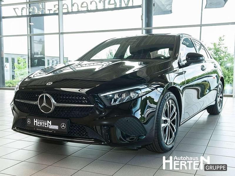 Kosmosschwarz Gebraucht 2024 Mercedes A200 Progressive Limousine | 31.300 € (Fairer Preis) - Bild 1/4