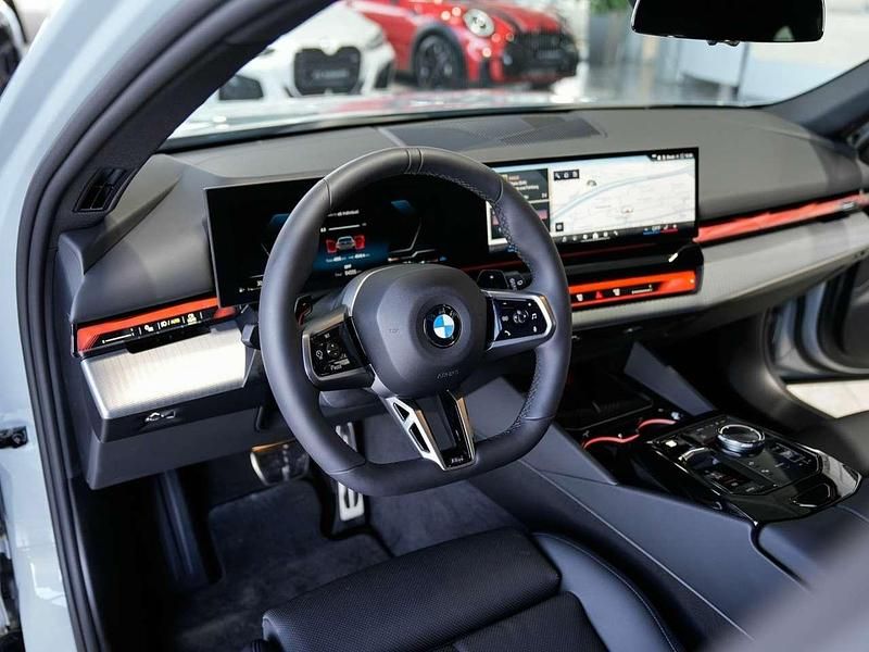Gebraucht BMW 520 M Sport 197 PS (144 kW) 2025 M brooklyn grau Kombi