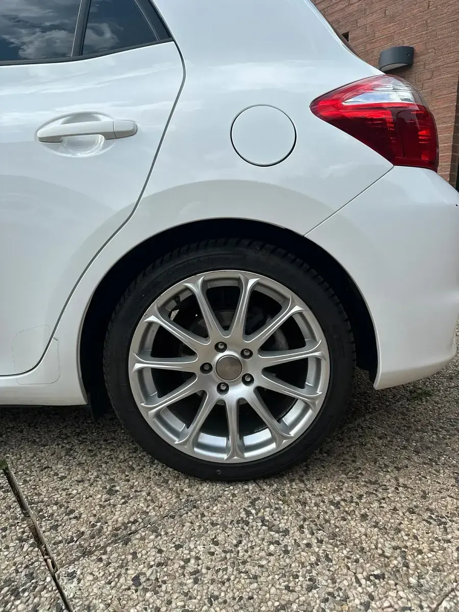 Gebraucht Toyota Auris 99 PS (72 kW) 2011 Weiß Kleinwagen