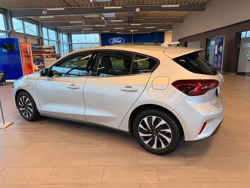 Używany Ford Focus Titanium 125 KM (91 kW) 2024 Srebrny Sedan/Limuzyna