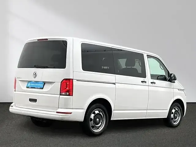Gebraucht VW Multivan Trendline 150 PS (110 kW) 2022 Weiß Van / Kleinbus