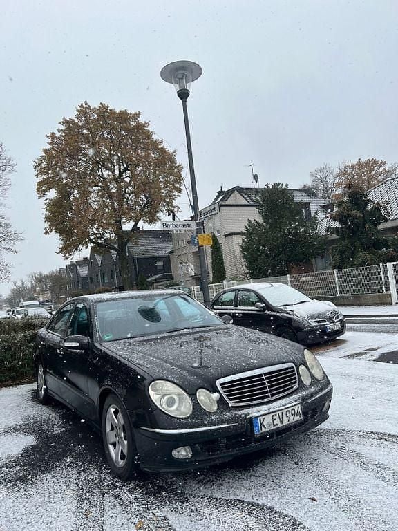 Schwarz Gebraucht 2004 Mercedes 220 Avantgarde Limousine | 3.300 € (Superpreis) - Bild 1/4