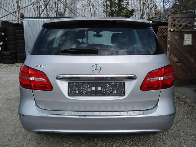 Gebraucht Mercedes B180 122 PS (89 kW) 2014 Silber Van / Kleinbus