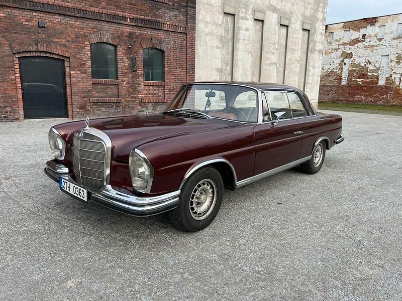 Rot Gebraucht 1965 Mercedes W111 SE | 39.900 € - Bild 1/4