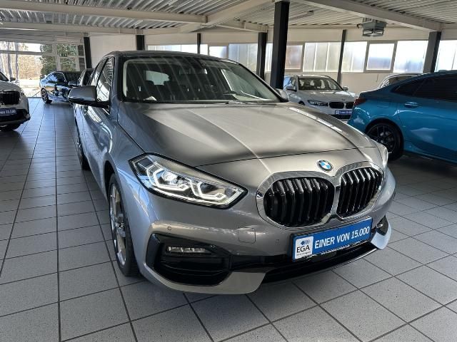 Grau Gebraucht 2023 BMW 120 Sport Line Kleinwagen | 27.400 € (Fairer Preis) - Bild 1/4