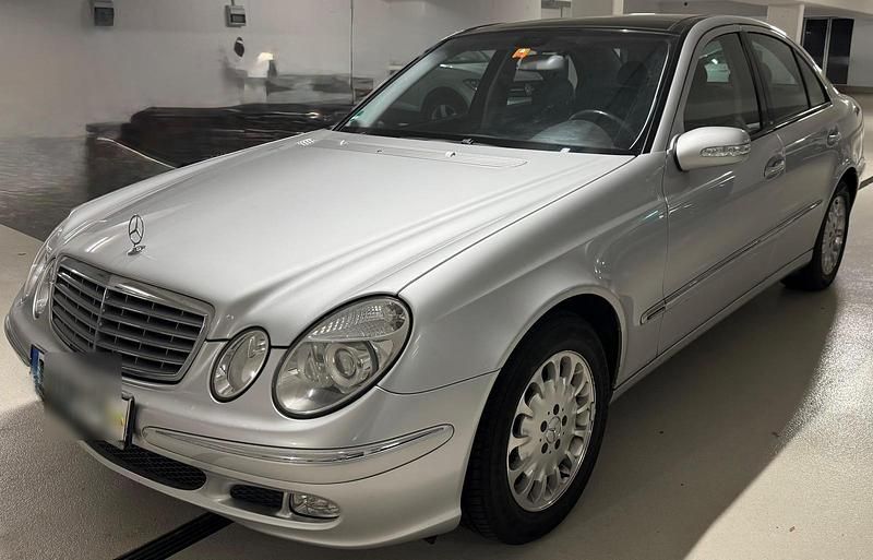 Silber Gebraucht 2002 Mercedes E220 Limousine | 5.999 € (Teuer) - Bild 1/4