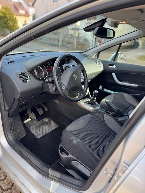 Grau Gebraucht 2012 Peugeot 308 Access Limousine | 4.300 € (Fairer Preis) - Bild 1/4