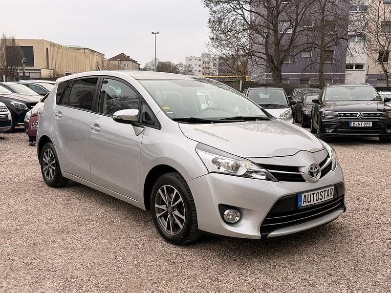 Gebraucht Toyota Verso 147 PS (108 kW) 2013 Silber Van / Kleinbus