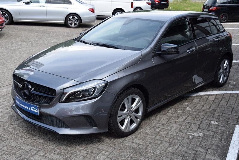 Grau Gebraucht 2017 Mercedes A180 Limousine | 15.990 € (Fairer Preis) - Bild 1/4