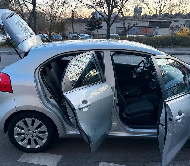 Gebraucht Kia Rio 85 PS (62 kW) 2013 Silber Kleinwagen