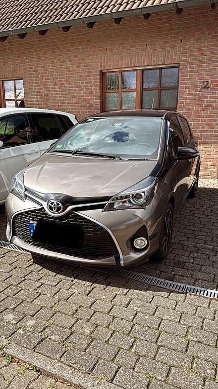 Braun Gebraucht 2016 Toyota Yaris Style Limousine | 9.899 € (Guter Preis) - Bild 1/4