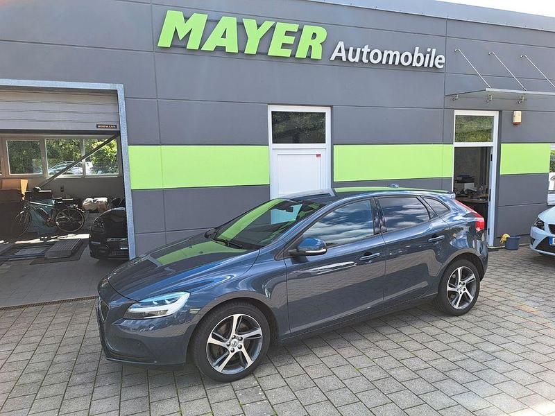 Blau Gebraucht 2018 Volvo V40 Momentum Kombi | 16.900 € (Etwas zu teuer) - Bild 1/4