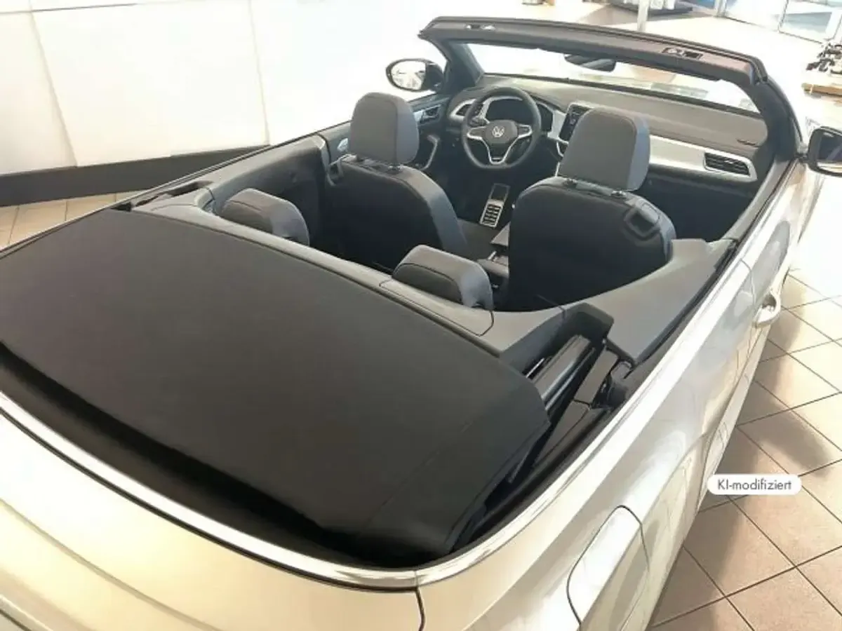 Gebraucht VW T-Roc 116 PS (85 kW) 2026 Ivory silver metallic / schwar SUV