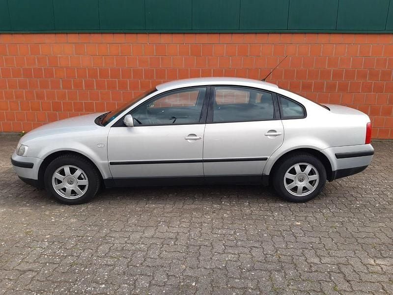 Second-hand VW Passat Edition 101 CP (74 kW) 2000 Argintiu Berlinǎ