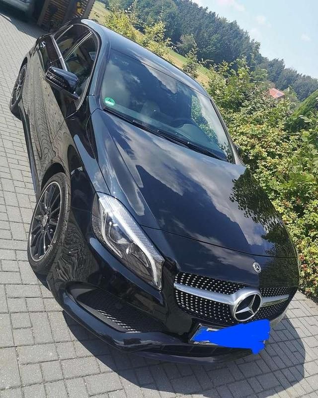 Schwarz Gebraucht 2017 Mercedes A220 AMG line Limousine | 18.000 € (Guter Preis) - Bild 1/4