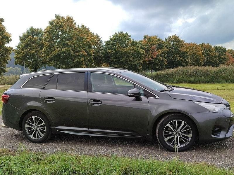 Grau Gebraucht 2015 Toyota Avensis Edition-S Kombi | 12.900 € (Fairer Preis) - Bild 1/4