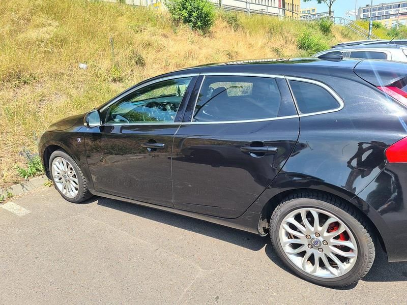 Schwarz Gebraucht 2016 Volvo V40 Ocean Race Kleinwagen | 8.500 € (Teuer) - Bild 1/4