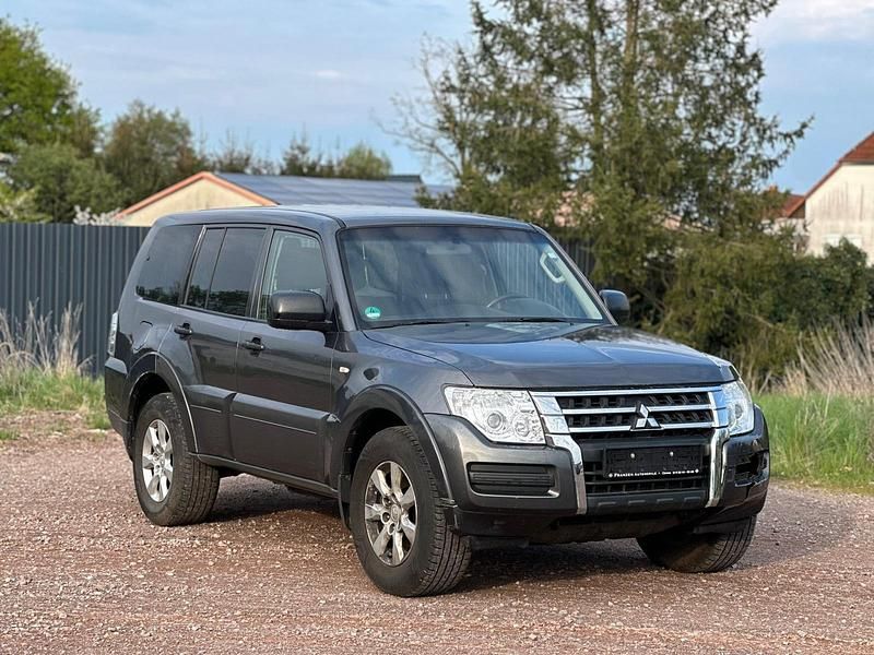 Grau Gebraucht 2016 Mitsubishi Pajero SUV | 8.800 € (Fairer Preis) - Bild 1/4