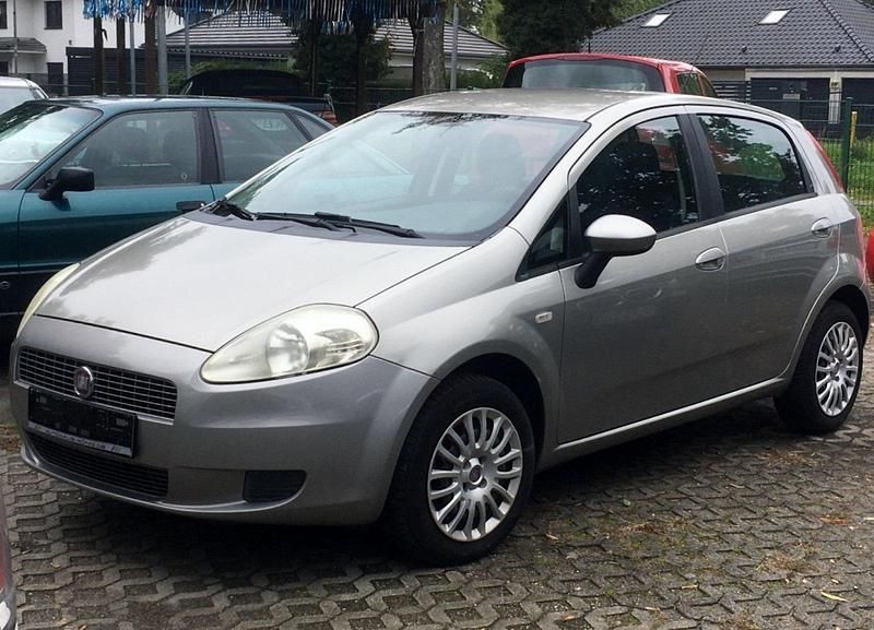 Grau Gebraucht 2009 Fiat Grande Punto Kleinwagen | 2.490 € (Fairer Preis) - Bild 1/4