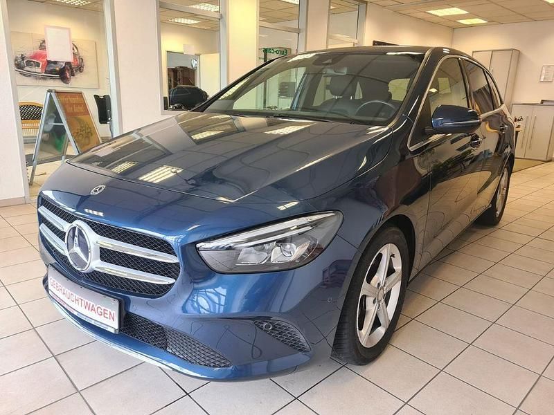 Blau Gebraucht 2021 Mercedes 200 Limousine | 24.999 € (Fairer Preis) - Bild 1/4