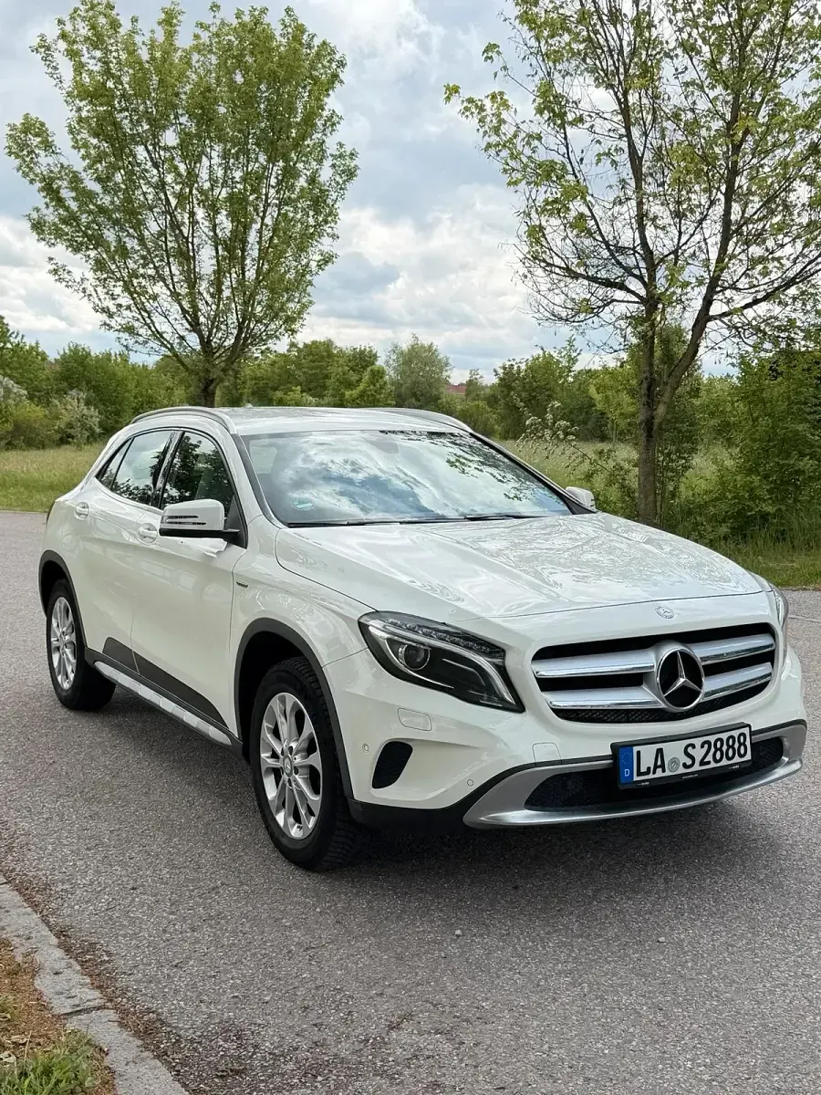 Używany Mercedes GLA180 108 KM (79 kW) 2017 Biały SUV