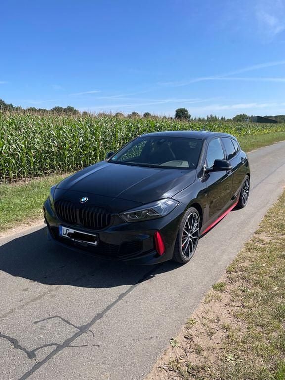 Schwarz Gebraucht 2022 BMW 128 M Performance Limousine | 31.499 € (Fairer Preis) - Bild 1/4