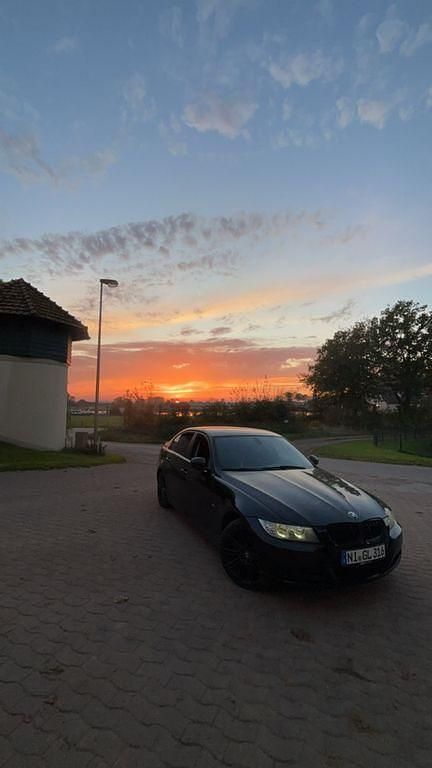 Schwarz Gebraucht 2011 BMW 316 Sport Line Limousine | 6.499 € (Fairer Preis) - Bild 1/4