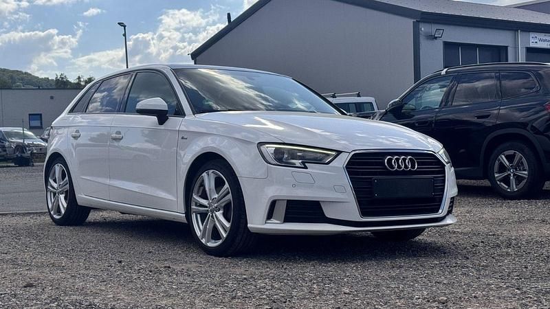 Weiß Gebraucht 2019 Audi A3 Sportback Design Limousine | 14.495 € (Fairer Preis) - Bild 1/4