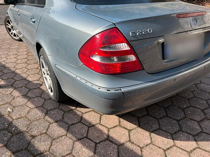 Gebraucht Mercedes E220 150 PS (110 kW) 2005 Blau Limousine