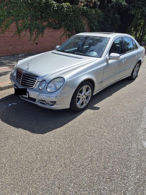 Silber Gebraucht 2008 Mercedes E220 Limousine | 7.999 € (Teuer) - Bild 1/4
