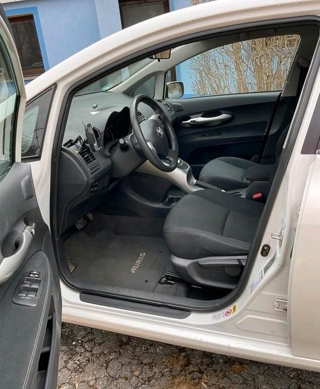 Gebraucht Toyota Auris 100 PS (73 kW) 2010 Weiß Kleinwagen