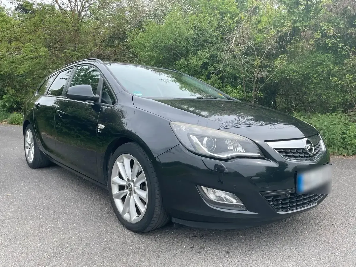 Gebraucht Opel Astra 131 PS (96 kW) 2012 Schwarz Kombi