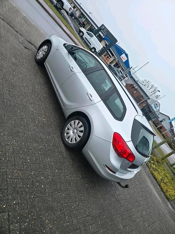 Gebraucht Opel Astra 110 PS (80 kW) 2013 Silber Kombi