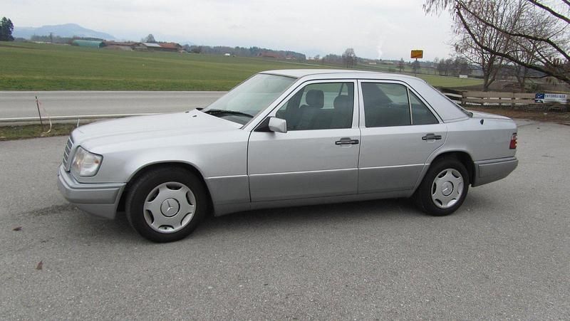 Gebraucht Mercedes E200 136 PS (100 kW) 1995 Silber Limousine