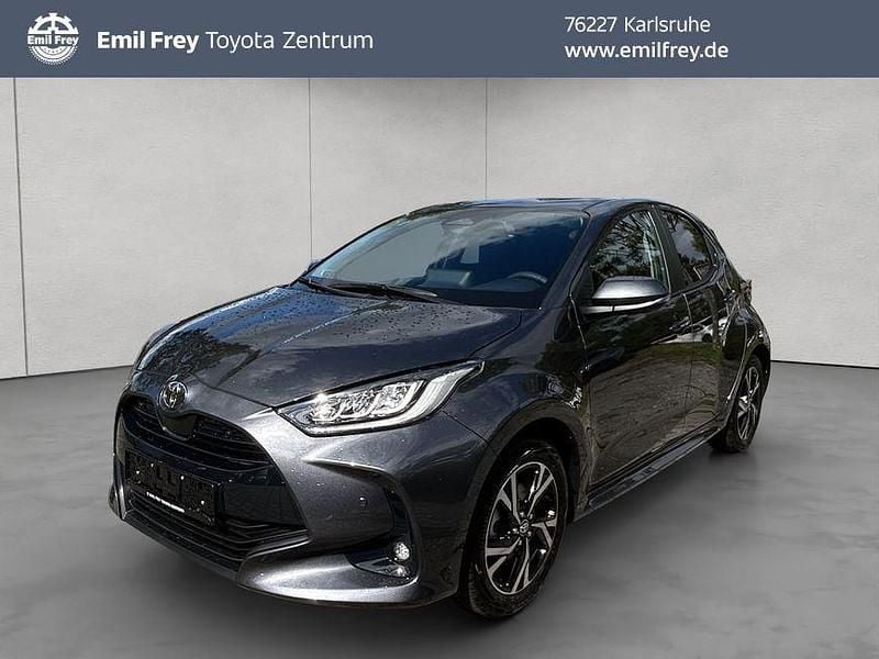 Grau Neu 2025 Toyota Yaris Hybrid Comfort Limousine | 23.990 € (Guter Preis) - Bild 1/4