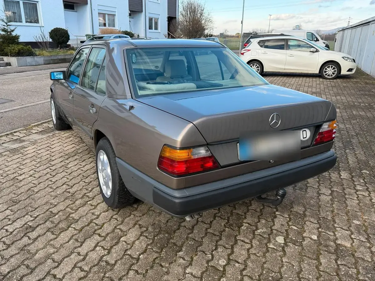 Gebraucht Mercedes E260 160 PS (117 kW) 1987 Braun Limousine