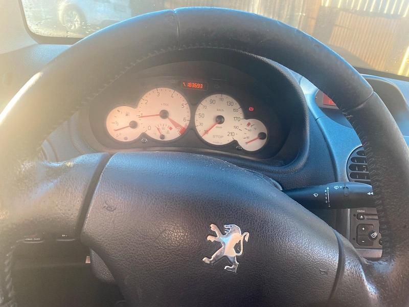 Gebraucht Peugeot 206 CC 108 PS (79 kW) 2003 Schwarz Cabrio