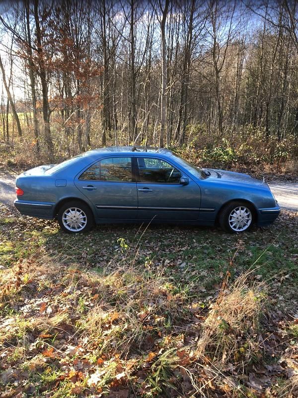 Gebraucht Mercedes E200 Elegance 136 PS (100 kW) 1999 Blau Limousine