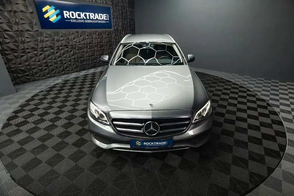 Gebraucht Mercedes E220 Avantgarde 194 PS (142 kW) 2019 Grau Kombi