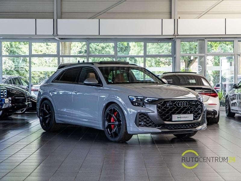 Grau Neu 2025 Audi RS Q8 Performance SUV | 155.990 € - Bild 1/4