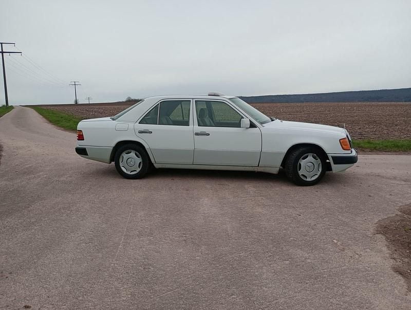 Gebraucht Mercedes E260 160 PS (117 kW) 1990 Weiß Limousine