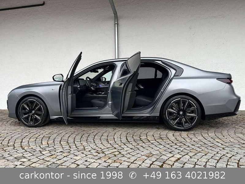 Gebraucht BMW i7 M Sport 400 kW (544 PS) 2025 Frozen pure grey metallic Limousine