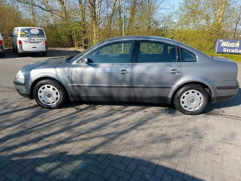 Grau Gebraucht 2002 VW Passat Basis Limousine | 2.190 € (Fairer Preis) - Bild 1/4