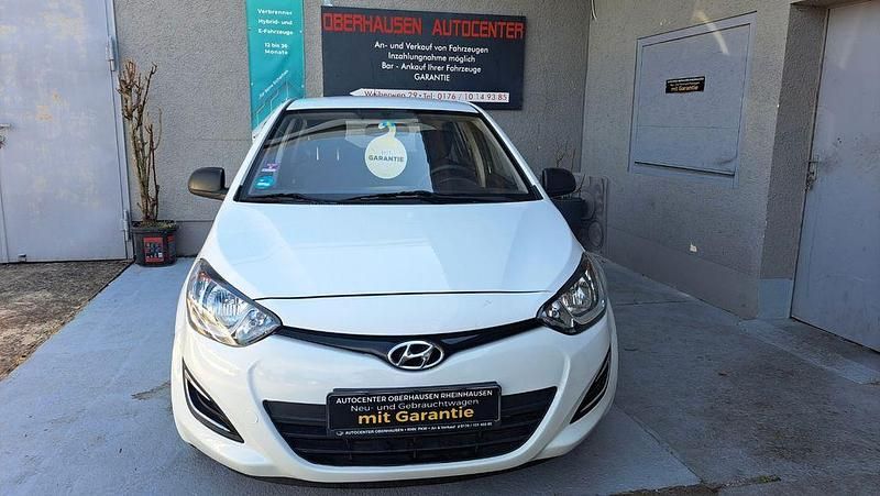 Weiß Gebraucht 2014 Hyundai i20 Classic Limousine | 4.899 € (Fairer Preis) - Bild 1/4