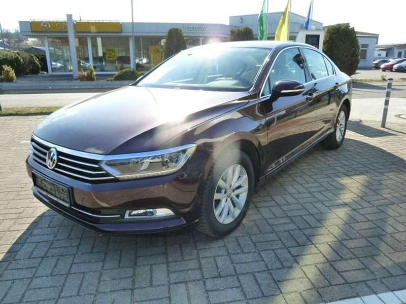 Gebraucht VW Passat Comfortline 150 PS (110 kW) 2017 Crimson red metallic Limousine